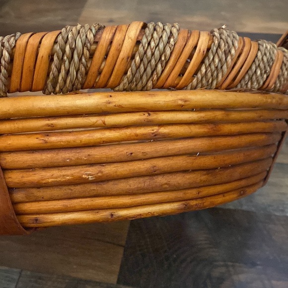 Wicker basket with wood handles - Picture 2 of 6